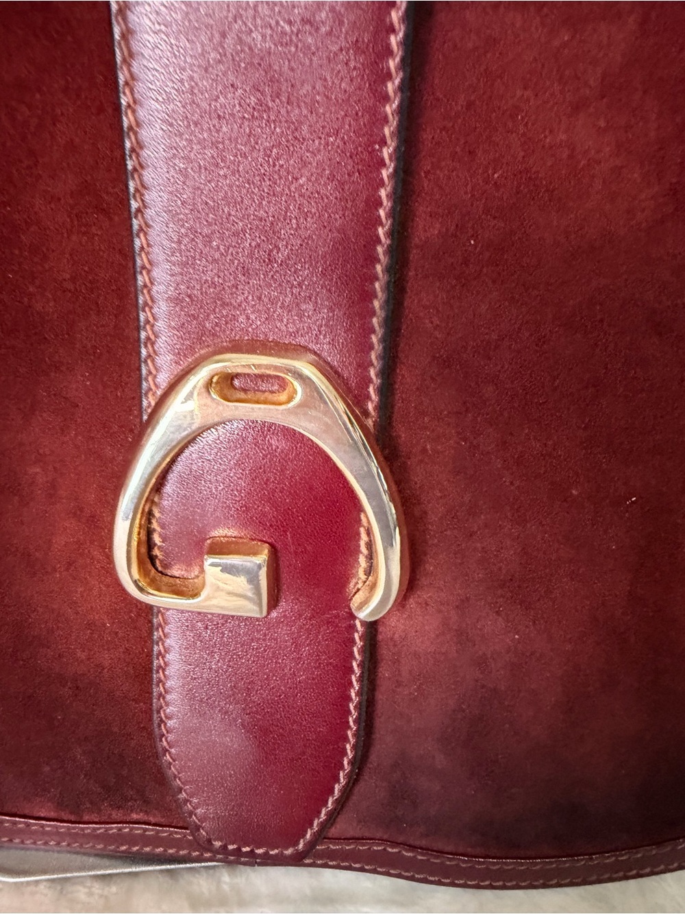Gucci vintage Burgundy Suede Saddle Shoulder Bag with Gold Hardware - Picture 3 of 16